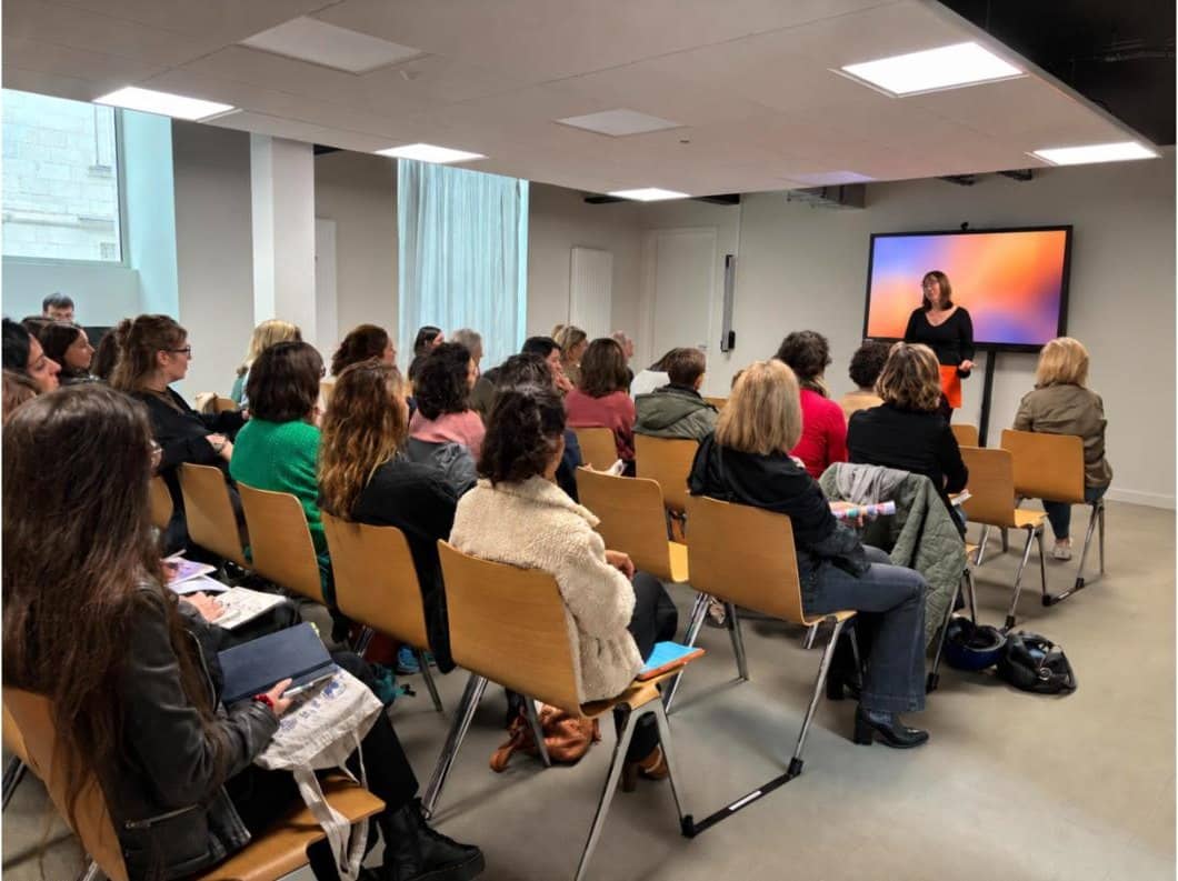 Nathalie Chiffoleau anime une conférence devant une salle pleine